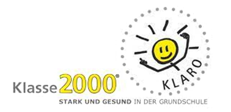 Logo Klasse 2000 in grau, Strichmännchen mit gelben Gesicht in einem Kreis, darunter steht: stark und gesund in der Grundschule.